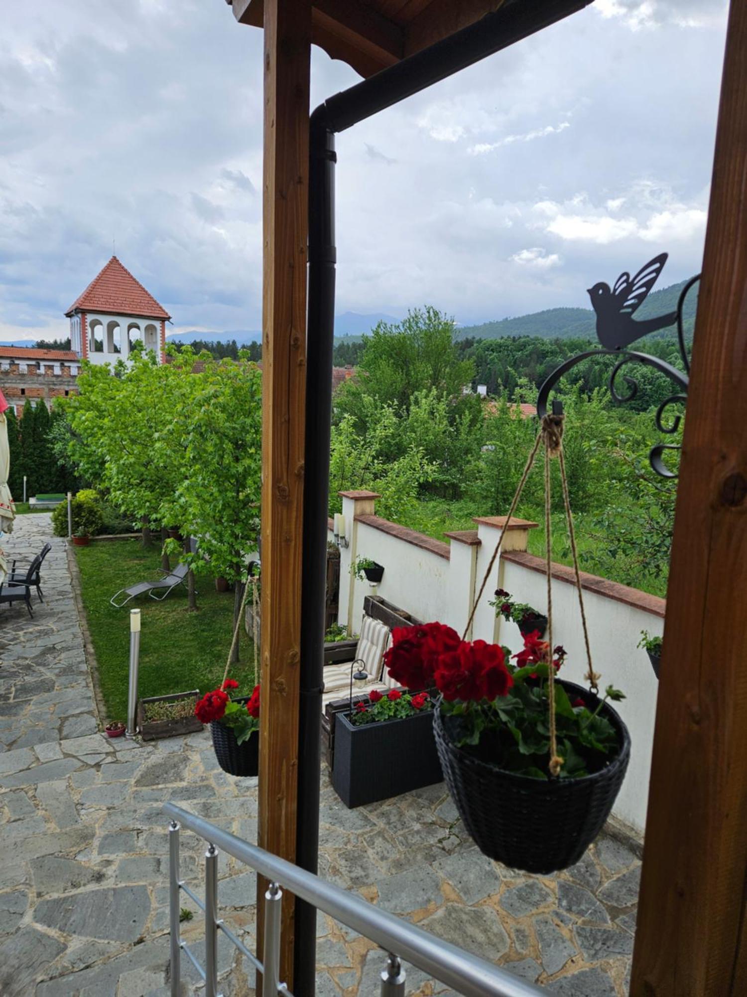 Family Hotel Komhotel Berkovitsa Exterior foto