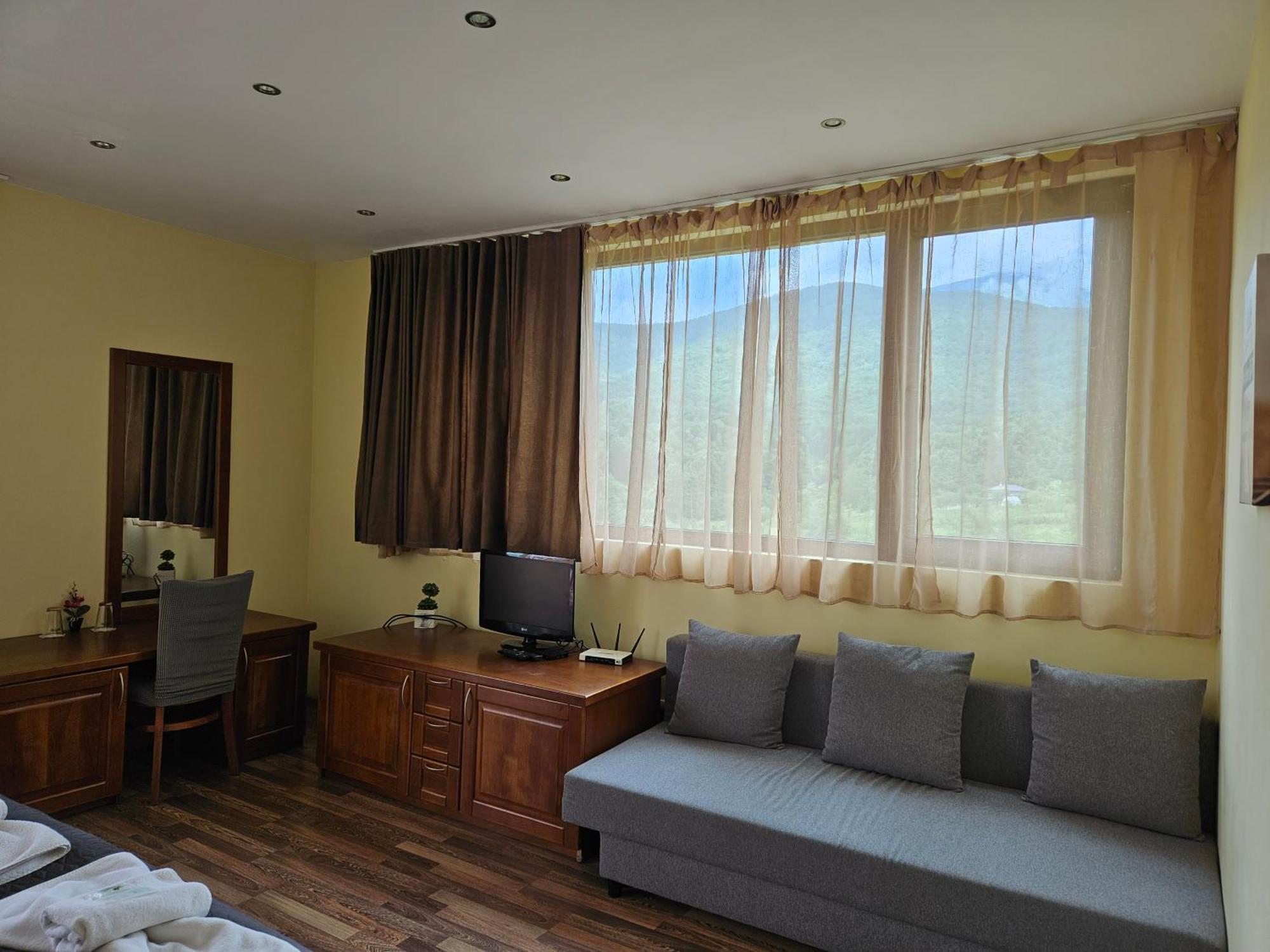 Family Hotel Komhotel Berkovitsa Exterior foto